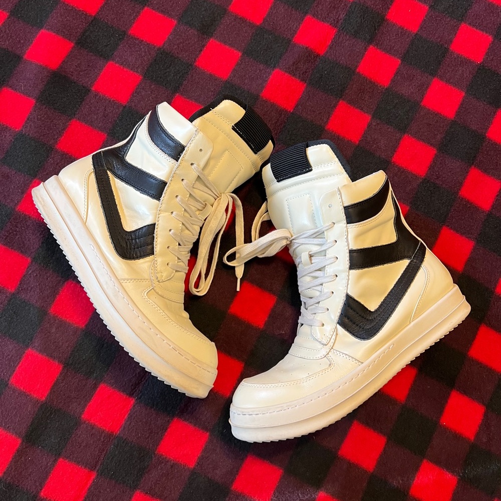 Tennis shoes